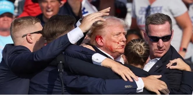 Peluru mengenai telinga kanan Trump, hingga mengucurkan darah dari telinganya ke wajah (Ist)