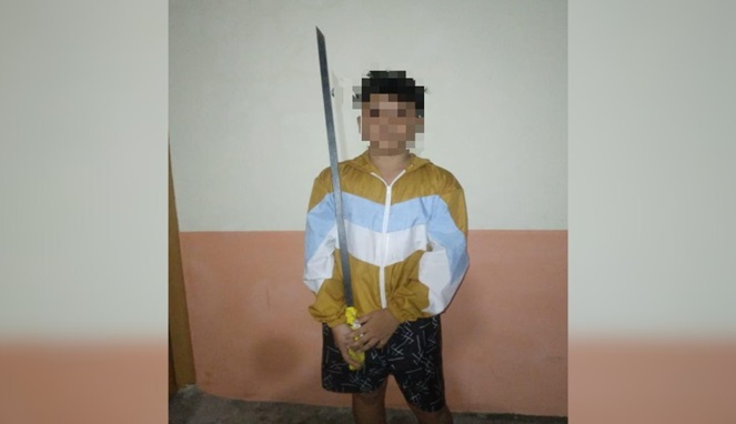 Foto Afif Maulana Memegang Pedang (Ist)