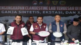 Kabareskrim Polri menunjukkan barang bukti saat konferensi pers pengungkapan pabrik ganja sintetis di Kota Malang (Foto Humas Polri)