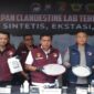 Kabareskrim Polri menunjukkan barang bukti saat konferensi pers pengungkapan pabrik ganja sintetis di Kota Malang (Foto Humas Polri)