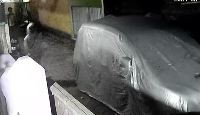 Tangkapan layar CCTV geng motor serang warga di Makassar (Foto Istimewa)