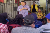 Calon Wali Kota Makassar Munafri Arifuddin (Appi) didampingi oleh IAS saat sosialisasi di rumah warga (Foto Instagram IAS).