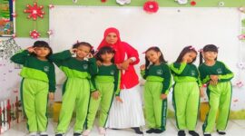 Peran Guru kepada siswa-siswi SDN Borong Makassar dalam menyambut HUT RI ke-79 (Ist)