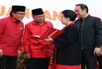 Ketua Umum PDIP Megawati Soekarnoputri tengah memperlihatkan daftar calon kepala daerah. (Sumber foto istimewa)