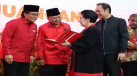 Ketua Umum PDIP Megawati Soekarnoputri tengah memperlihatkan daftar calon kepala daerah. (Sumber foto istimewa)
