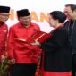 Ketua Umum PDIP Megawati Soekarnoputri tengah memperlihatkan daftar calon kepala daerah. (Sumber foto istimewa)