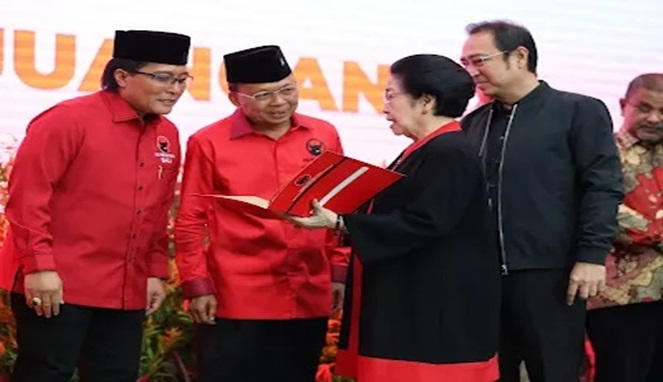 Ketua Umum PDIP Megawati Soekarnoputri tengah memperlihatkan daftar calon kepala daerah. (Sumber foto istimewa)