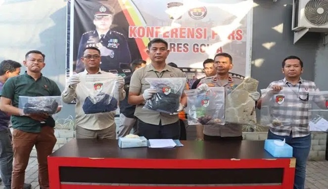 Konferensi Pers Polres Gowa memperlihatkan eksekutor pelaku pemerkosa gadis 14 tahun dan sejumlah barang bukti (Ist).