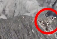 Sekolompok pendaki lari dari Gunung Dukono di Halmahera Utara saat erupsi. (Tangkapan Layar Video)