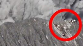 Sekolompok pendaki lari dari Gunung Dukono di Halmahera Utara saat erupsi. (Tangkapan Layar Video)