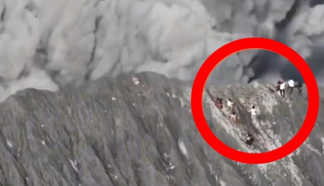 Sekolompok pendaki lari dari Gunung Dukono di Halmahera Utara saat erupsi. (Tangkapan Layar Video)