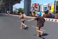 Pria mabuk tanpa mengenakan baju lari di tengah Jalan AP Pettarani Makassar (Foto Instagram @makassar_iinfo)