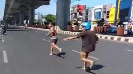 Pria mabuk tanpa mengenakan baju lari di tengah Jalan AP Pettarani Makassar (Foto Instagram @makassar_iinfo)