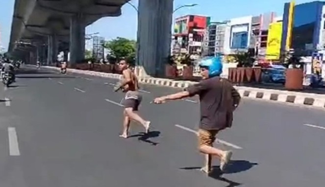 Pria mabuk tanpa mengenakan baju lari di tengah Jalan AP Pettarani Makassar (Foto Instagram @makassar_iinfo)