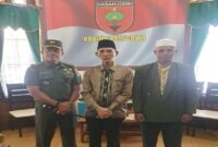 Raja Gowa ke-38 Andi Kumala Idjo (Tengah)