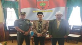Raja Gowa ke-38 Andi Kumala Idjo (Tengah)