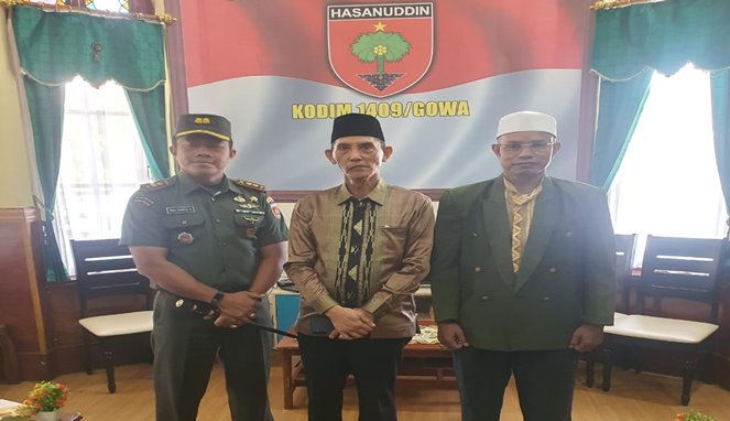 Raja Gowa ke-38 Andi Kumala Idjo (Tengah)