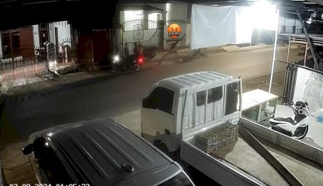 Rekaman CCTV aksi begal bersenjata tajam teror pengendara motor di Jalan Toddopuli 10 Makassar/Ist