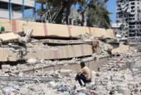 Puing-puing gedung sekolah Mustafa Hafez yang menjadi tempat penampungan bagi warga Palestina dihancurkan oleh Israel (Foto AFP)