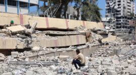 Puing-puing gedung sekolah Mustafa Hafez yang menjadi tempat penampungan bagi warga Palestina dihancurkan oleh Israel (Foto AFP)