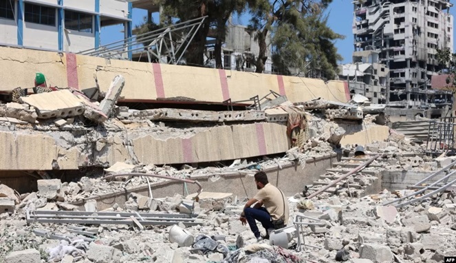 Puing-puing gedung sekolah Mustafa Hafez yang menjadi tempat penampungan bagi warga Palestina dihancurkan oleh Israel (Foto AFP)