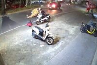 Tangkapan layar CCTV : pemulung di Makassar ditabrak lari pemuda mabuk. (Foto Istimewa)