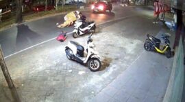 Tangkapan layar CCTV : pemulung di Makassar ditabrak lari pemuda mabuk. (Foto Istimewa)