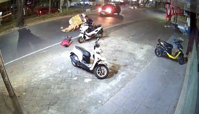 Tangkapan layar CCTV : pemulung di Makassar ditabrak lari pemuda mabuk. (Foto Istimewa)