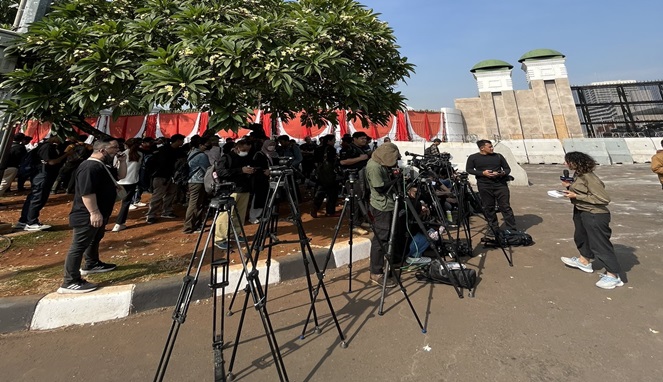 Sejumlah awak media dan polisi sudah mulai berkumpul di depan gedung DPR RI (Ist)