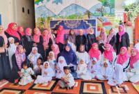 Foto bersama Kepsek TK Islam Pelangi Borong bersama orang tua murid dalam momen Maulid Nabi Muhammad SAW