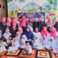 Foto bersama Kepsek TK Islam Pelangi Borong bersama orang tua murid dalam momen Maulid Nabi Muhammad SAW 