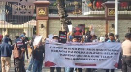 Serdadu Muda Nusantara (Sedara) menggelar aksi demonstrasi jilid II di depan Mabes Polri (Ist)