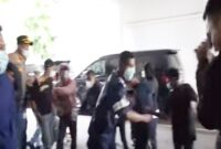 Preman Bermasker hajar sekurity hotel dihadapan polisi usai obrak-abrik acara Diskusi Diaspora