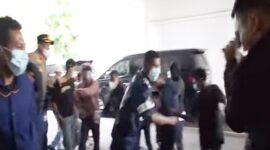 Preman Bermasker hajar sekurity hotel dihadapan polisi usai obrak-abrik acara Diskusi Diaspora