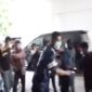 Preman Bermasker hajar sekurity hotel dihadapan polisi usai obrak-abrik acara Diskusi Diaspora