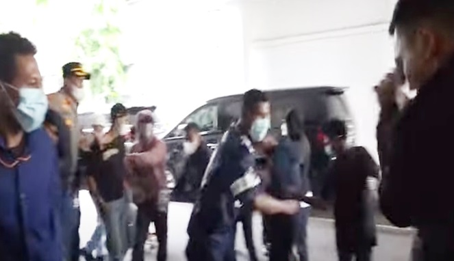 Preman Bermasker hajar sekurity hotel dihadapan polisi usai obrak-abrik acara Diskusi Diaspora