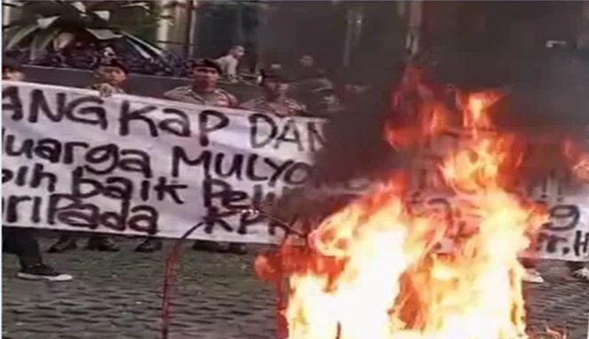 Aksi demonstrasi GMNI di depan Gedung KPK