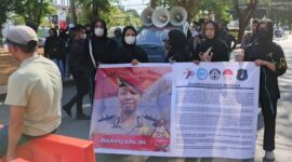 Polisi Lupa Tanggung Jawab, Emak-emak dan Mahasiswa Geruduk Mapolda Sulsel (Ist)