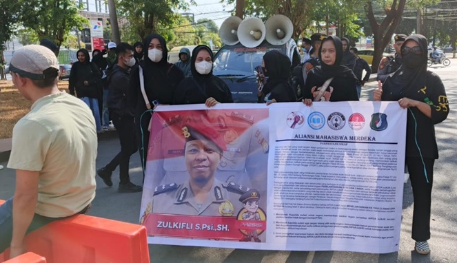 Polisi Lupa Tanggung Jawab, Emak-emak dan Mahasiswa Geruduk Mapolda Sulsel (Ist)