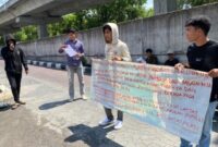 Sekelompok Mahasiswa menggelar aksi demonstrasi di depan kantor Ditlantas Polda Sulsel (Ist)