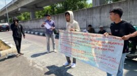 Sekelompok Mahasiswa menggelar aksi demonstrasi di depan kantor Ditlantas Polda Sulsel (Ist)