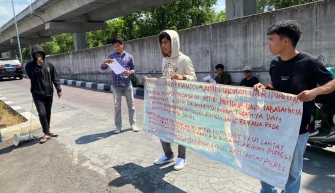 Sekelompok Mahasiswa menggelar aksi demonstrasi di depan kantor Ditlantas Polda Sulsel (Ist)