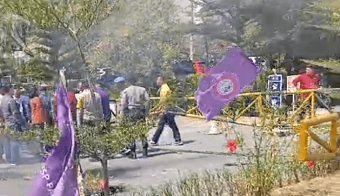 Aksi demonstrasi sejumlah mantan karyawan bersama dengan serikat buruh di depan Hotel Gammara Makassar