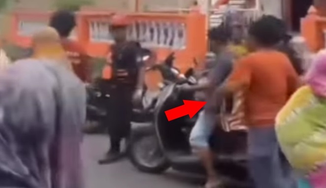 Tangkapan Layar Video Jenazah Korban Tenggelam Diangkut Motor