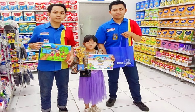 Shaqueena, siswa kelas 2 SDN Borong Makassar juara pertama dalam lomba mewarnai Indomaret Hertasning Kassi-kassi, Makassar.