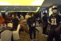 Massa Bayaran bermasker merangsek masuk dan menghancurkan acara diskusi nasional Din Syamsuddin dan Refly Harun