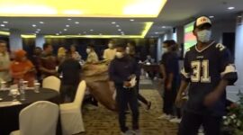 Massa Bayaran bermasker merangsek masuk dan menghancurkan acara diskusi nasional Din Syamsuddin dan Refly Harun