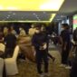 Massa Bayaran bermasker merangsek masuk dan menghancurkan acara diskusi nasional Din Syamsuddin dan Refly Harun