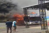 Mobil SIM keliling milik Polres Maros terbakar di depan rumah Kepala Desa Rompegading (Ist)