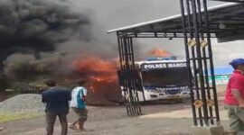Mobil SIM keliling milik Polres Maros terbakar di depan rumah Kepala Desa Rompegading (Ist)